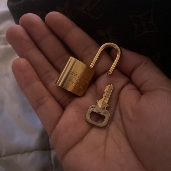 Louis Vuitton lock - Picture 3 of 3